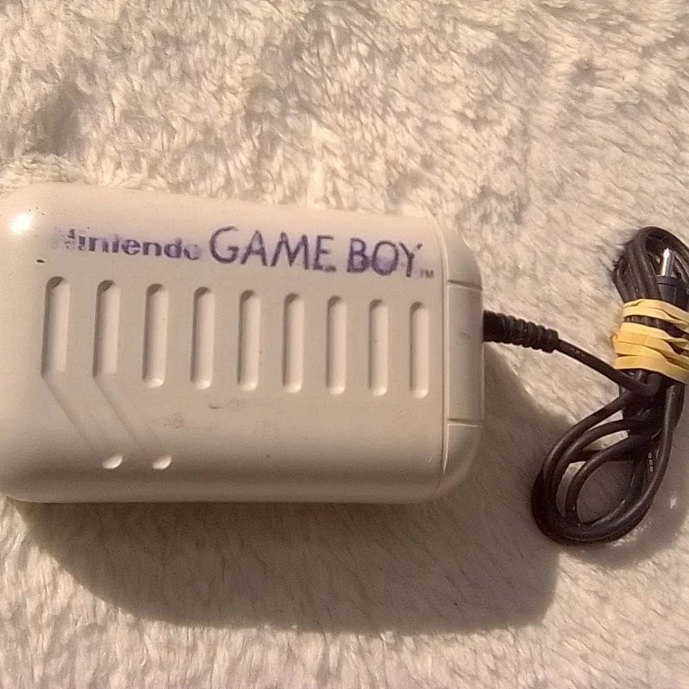 Nintendo Game Boy Charger in White